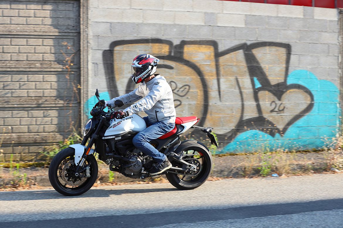 Ducati Monster 937 11