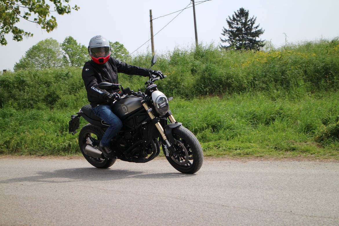 Test Benelli Leoncino 800