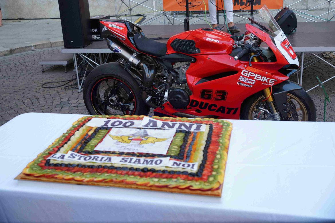 Motoclub crema 6 Motoclub crema 6