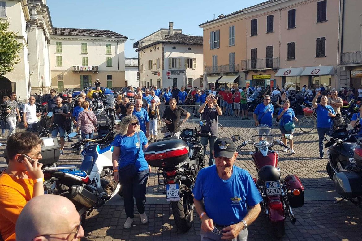 Motoclub crema 2 Motoclub crema 2