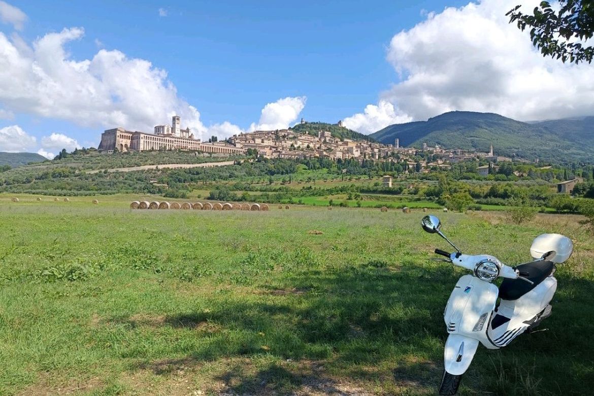 Assisi e Monte Subasio in Vespa