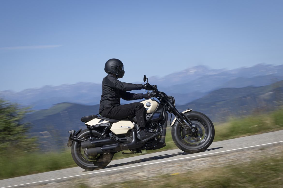 Benelli Leoncino Bobber 400 2