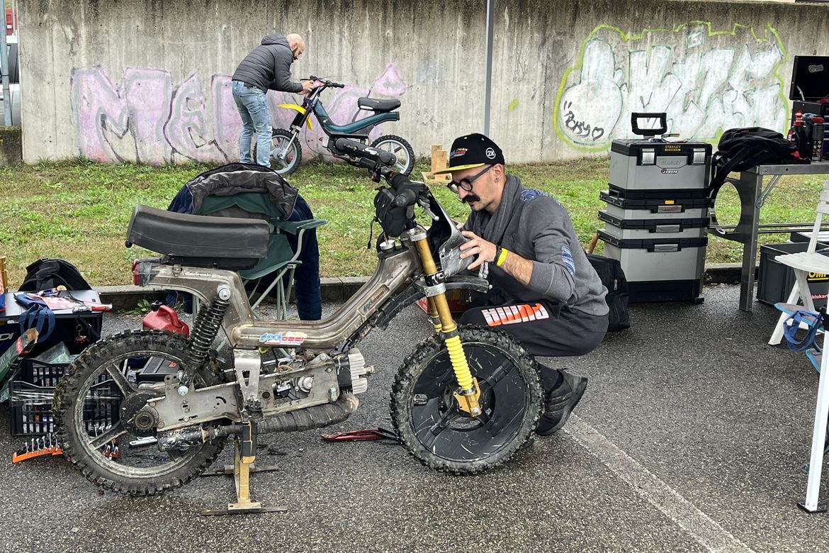 Halloween Moped Cross 1