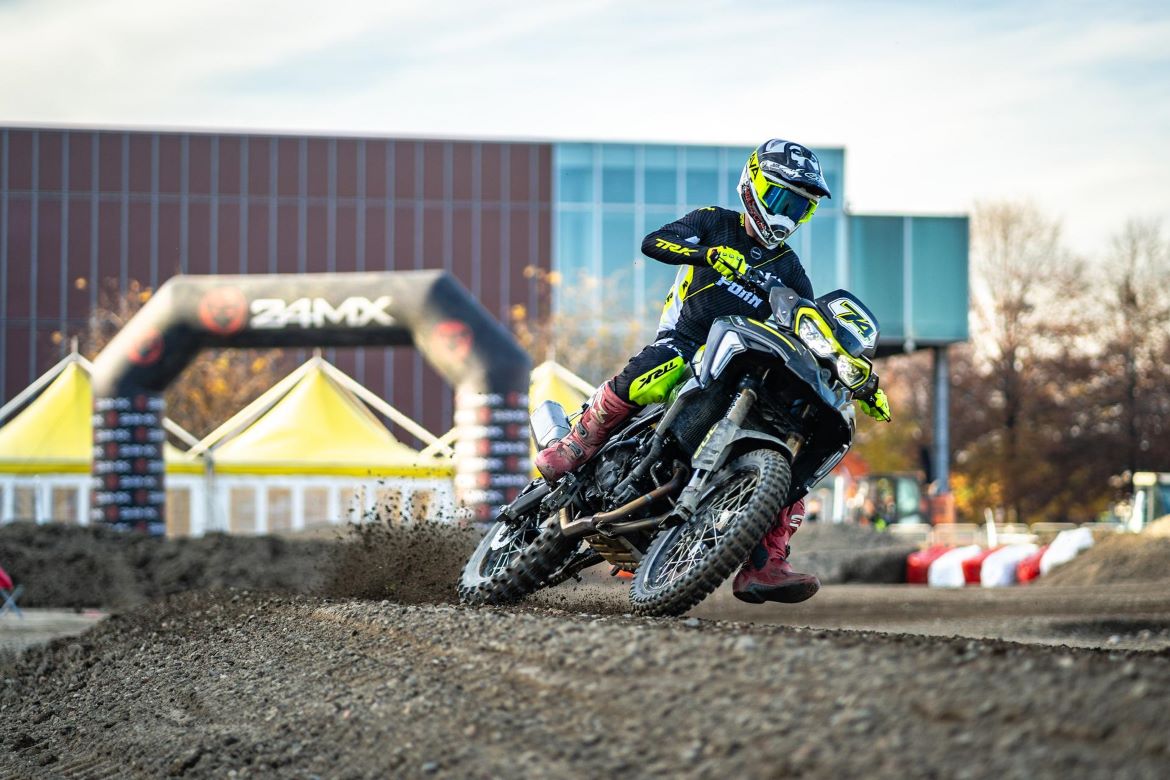 Benelli trionfa nella Charity Race ad EICMA 2025