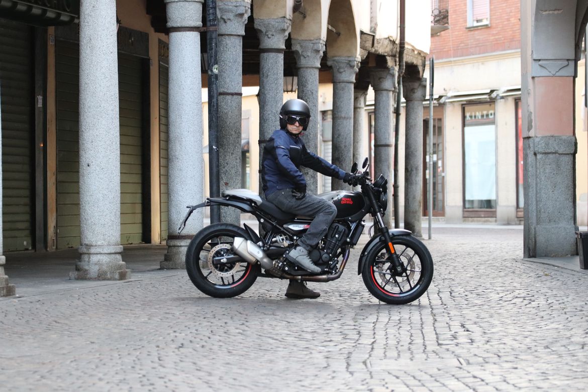 Test Royal Enfield Guerrilla 450 Apex